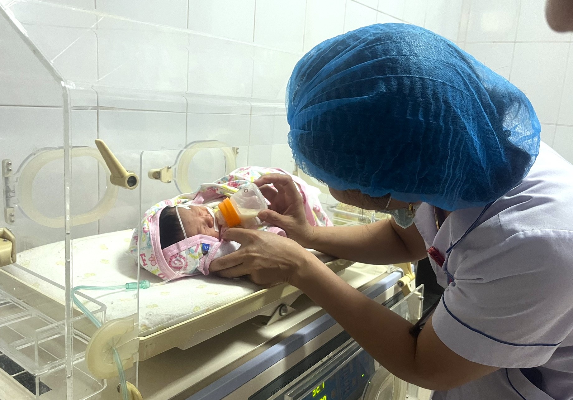 Cuu be so sinh bi bo roi trong tui nylon hinh anh