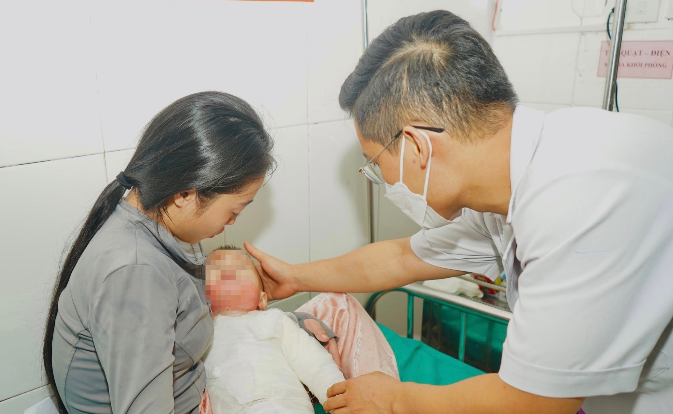 Nhieu tre nhap vien thuong tam do bong hinh anh