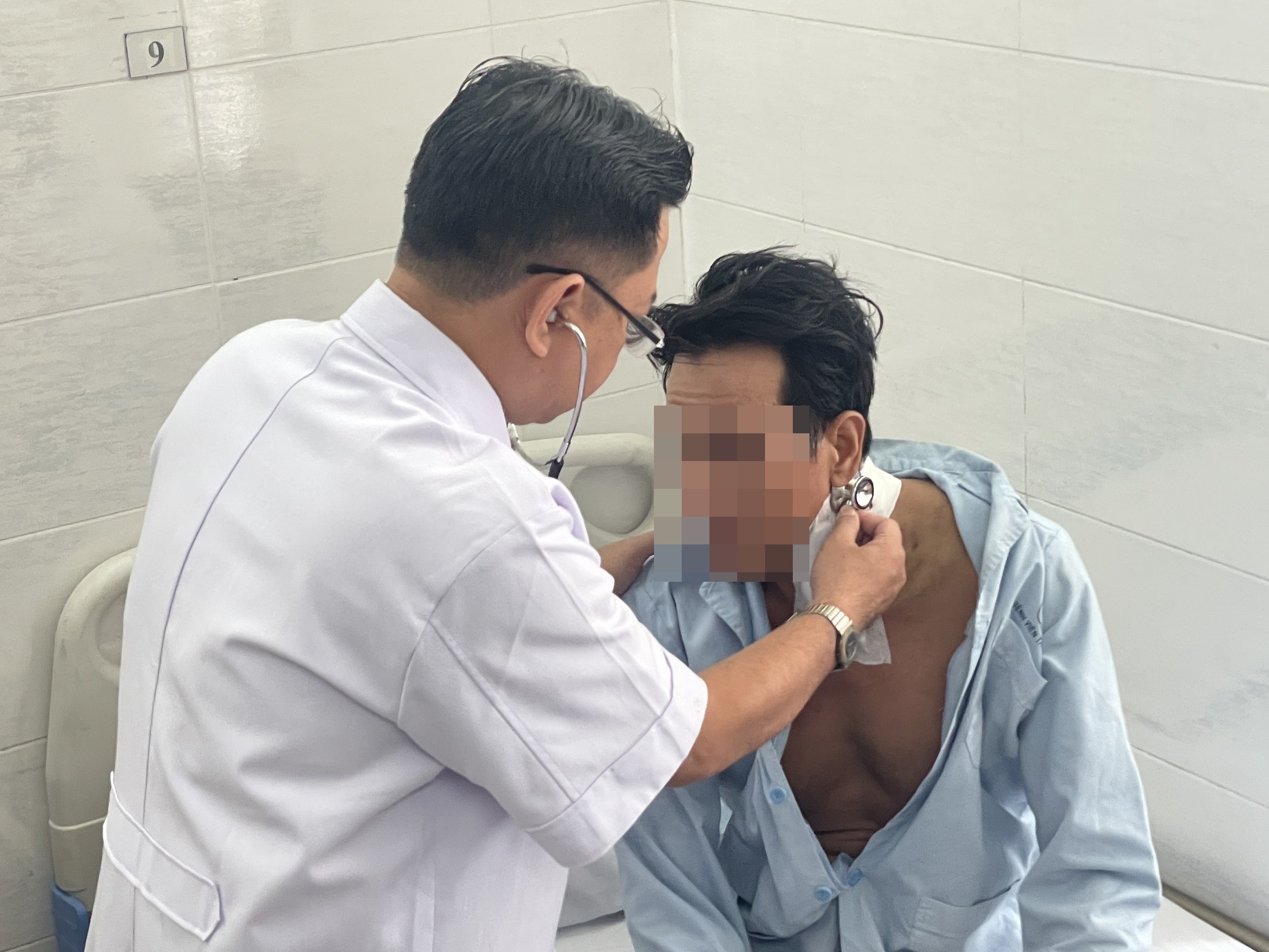 Cuu nguoi dan ong bi ban nhau dam xuyen co hinh anh