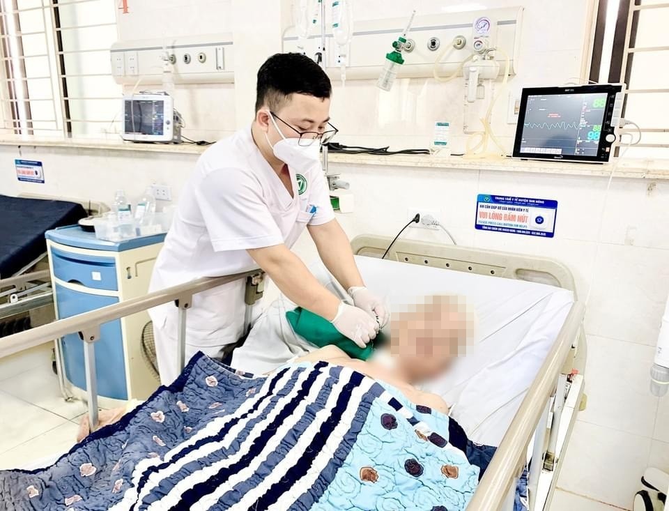 Nguoi dan ong phai di cap cuu chi sau bua nhau hinh anh