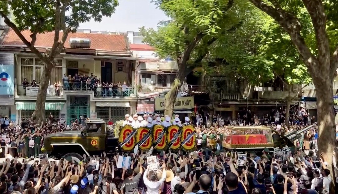 Bien nguoi dung doc hai ben duong cho tien dua linh cuu Tong Bi thu hinh anh