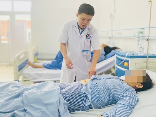 Bac si hien mau cuu benh nhan do chinh minh phau thuat hinh anh