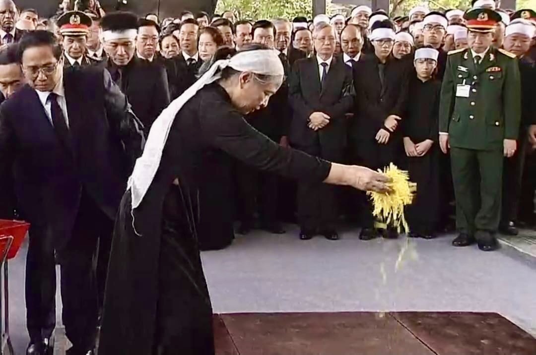 Phu nhan Ngo Thi Man khoc nghen truoc gio an tang Tong Bi thu hinh anh