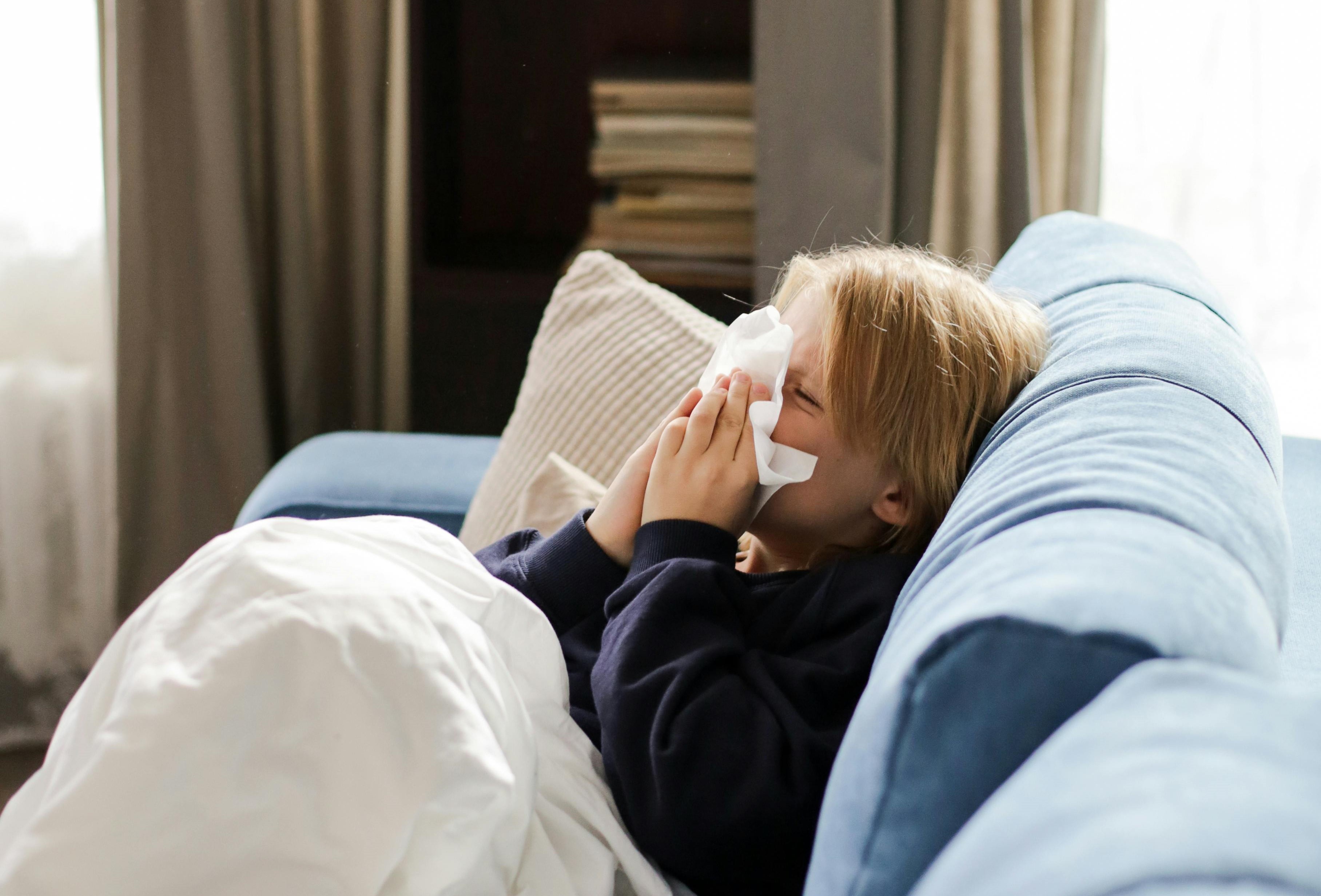 Lam gi khi tre sot khong ro nguyen nhan? hinh anh