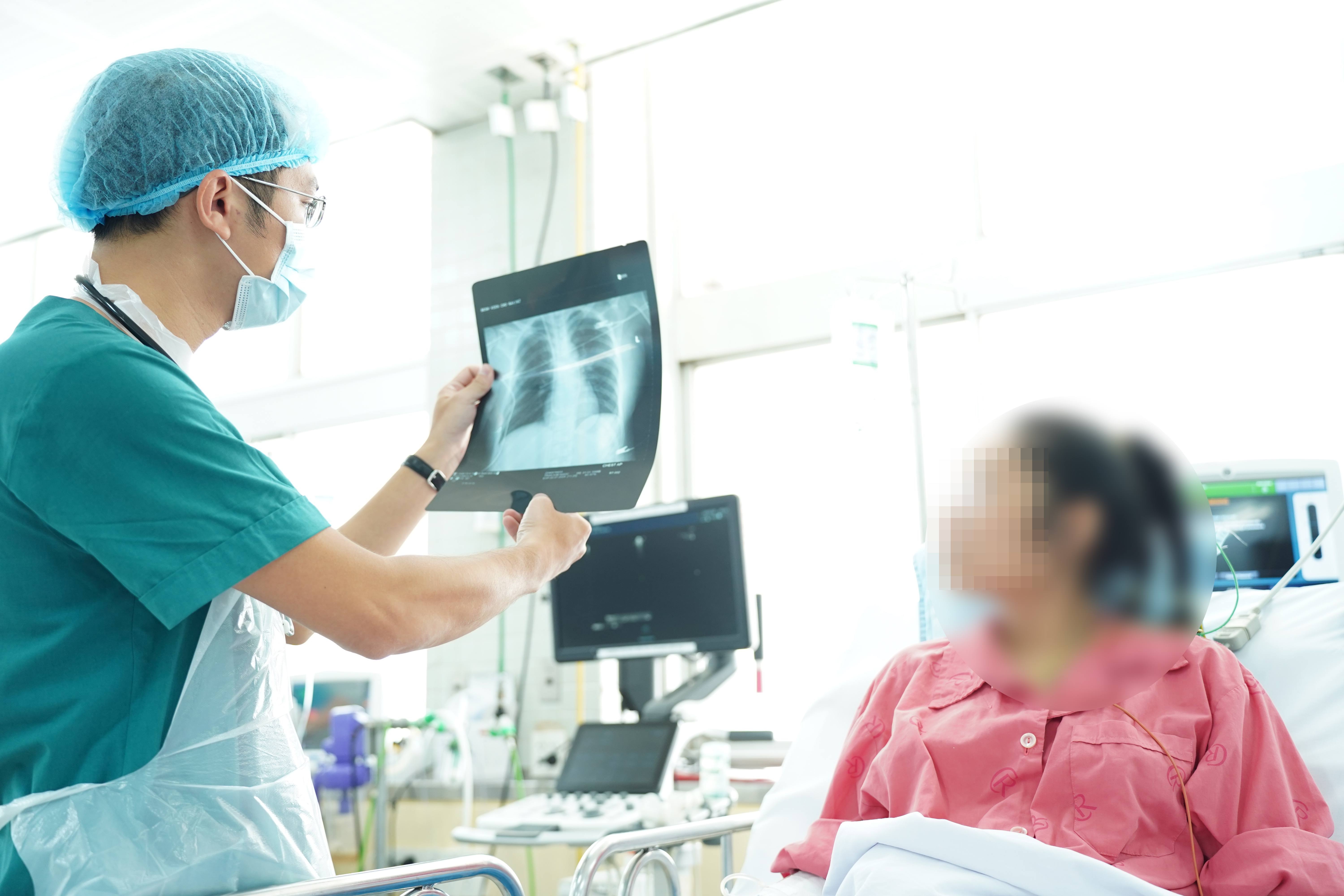 Thai phu nguy kich chi vi vet thuong o ngon chan hinh anh