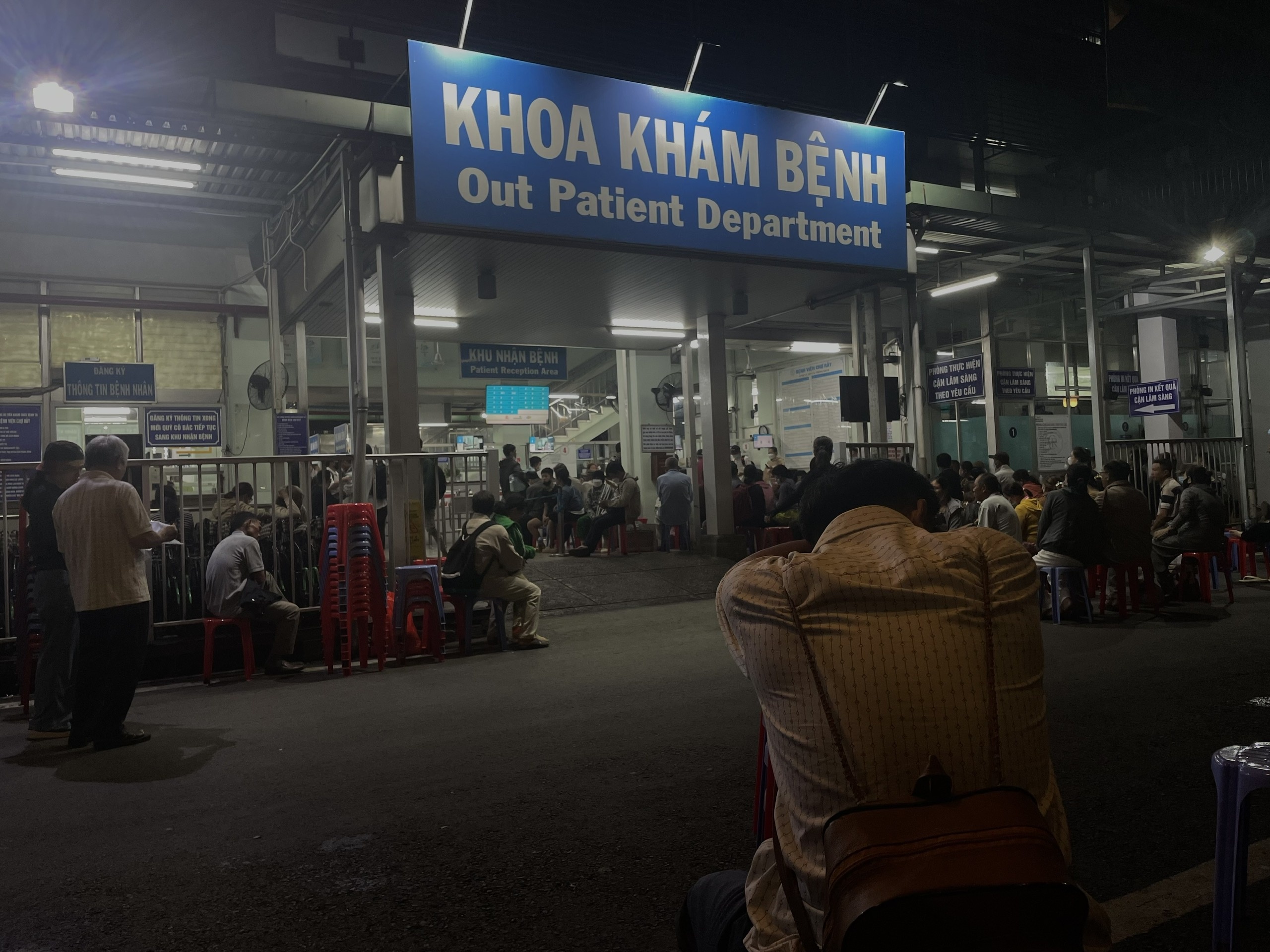 Vi sao nhieu nguoi den TP.HCM kham benh tu 3-4h sang hinh anh