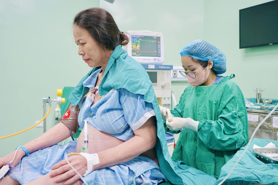 Mang thai va sinh con o tuoi 50 hinh anh