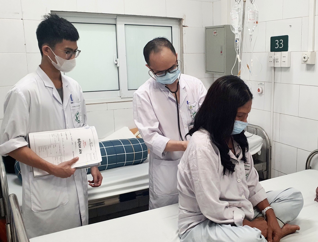 3 nguoi cung lam viec trong bep bat ngo phai di cap cuu hinh anh