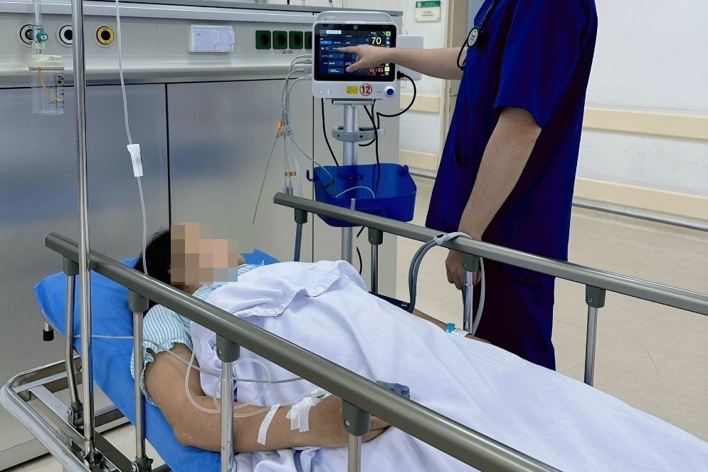 Nhap vien nguy kich sau khi tiem thuoc te hinh anh