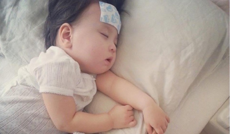 3 dieu can biet khi cham soc tre bi sot hinh anh