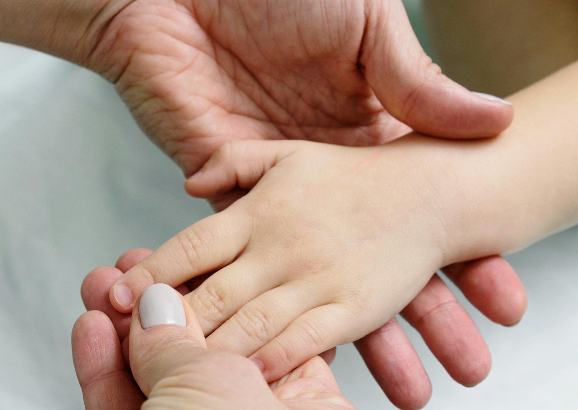 Nhung can benh lan truyen qua cai cham tay hinh anh