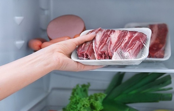 Thit de tu lanh ca thang co nen an? hinh anh