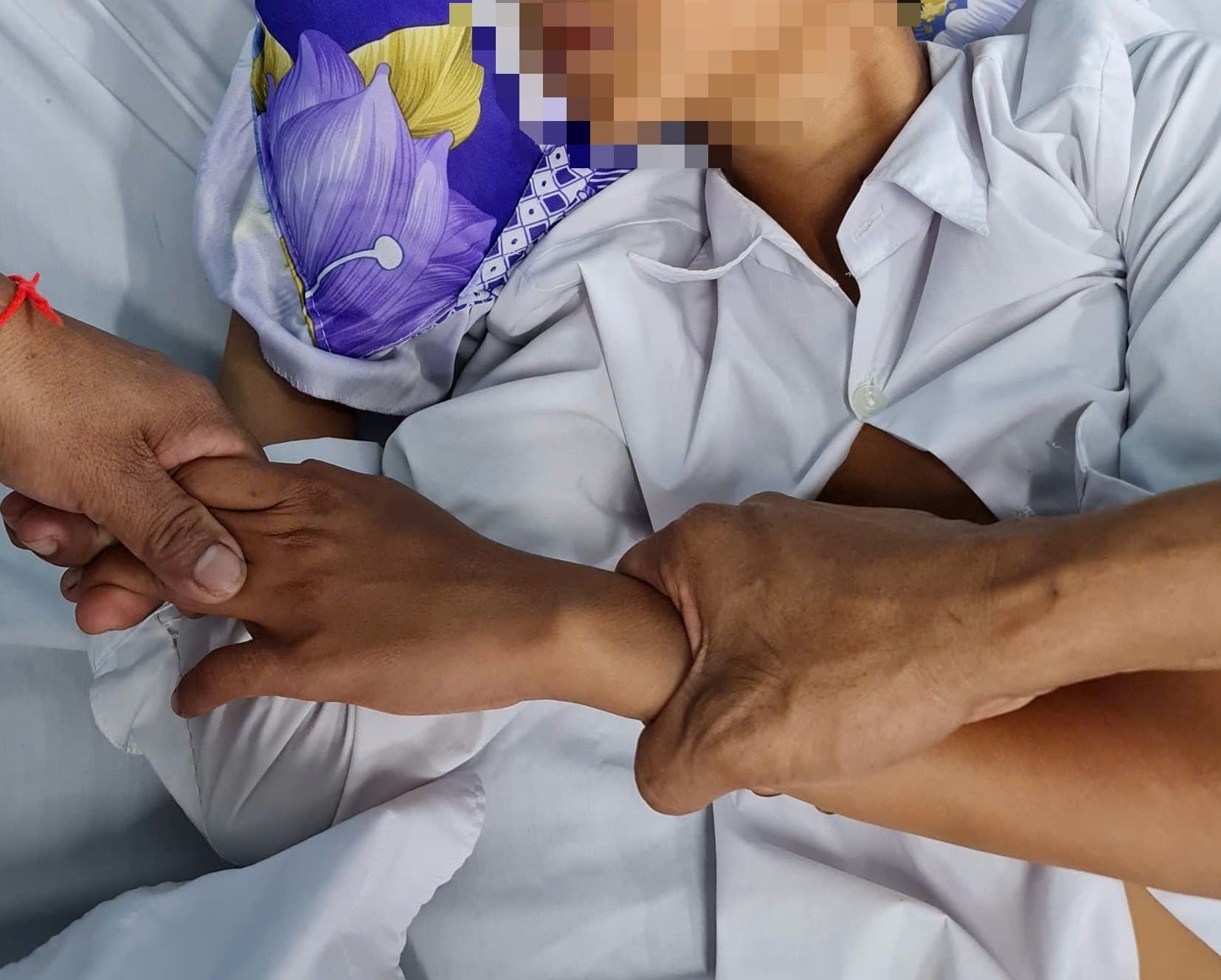 Be trai 12 tuoi dot quy khi chay bo the duc o truong hinh anh