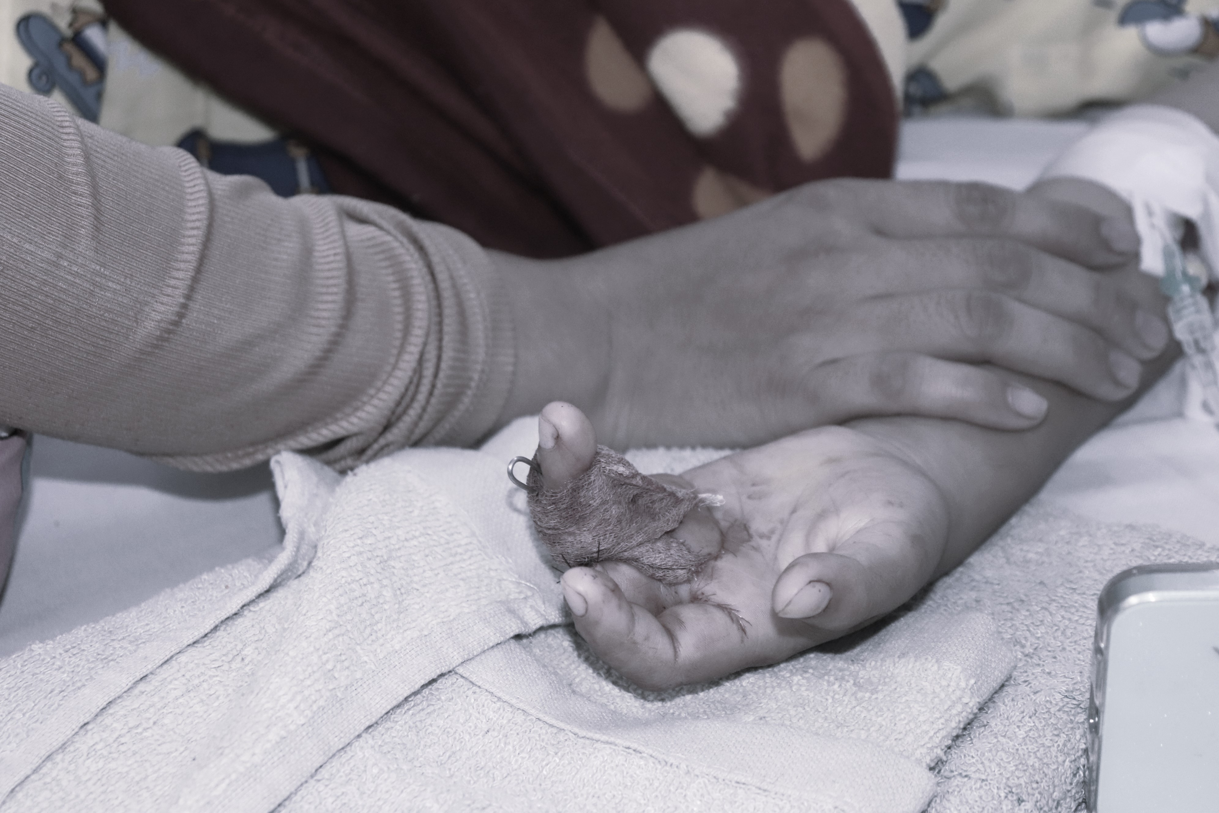 Be trai dut lia ngon tay do dung dao bo mit hinh anh