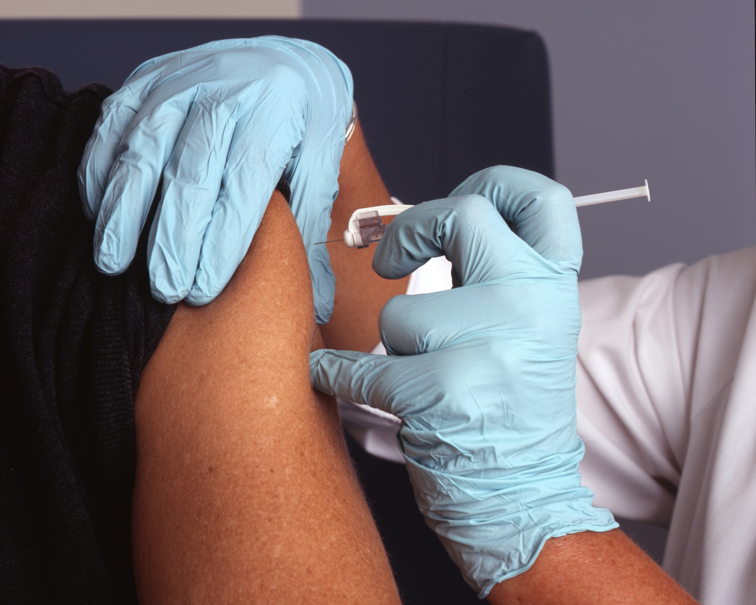 Nga sap thu nghiem vaccine ngua ung thu hinh anh