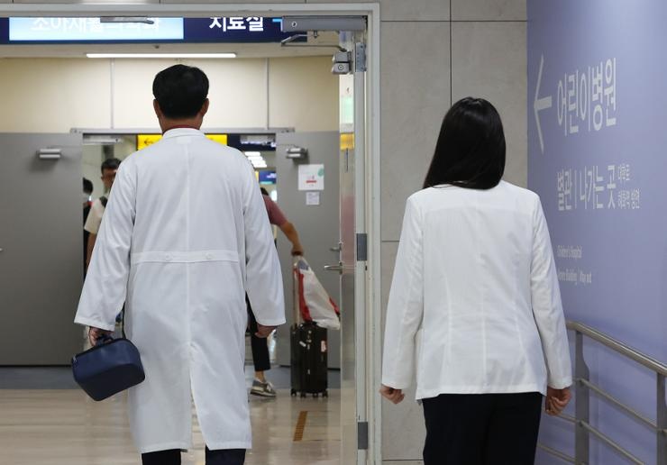 Bac si Han Quoc do xo sang Viet Nam tim viec hinh anh