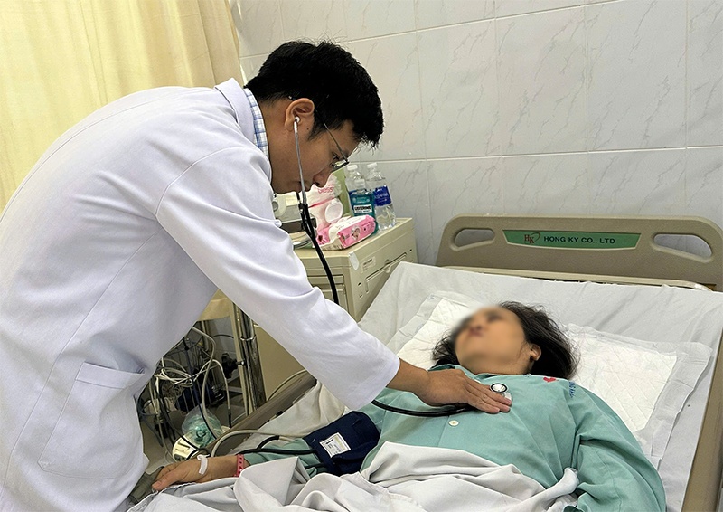 Nguoi phu nu nguy kich do uong 113 vien thuoc an than hinh anh