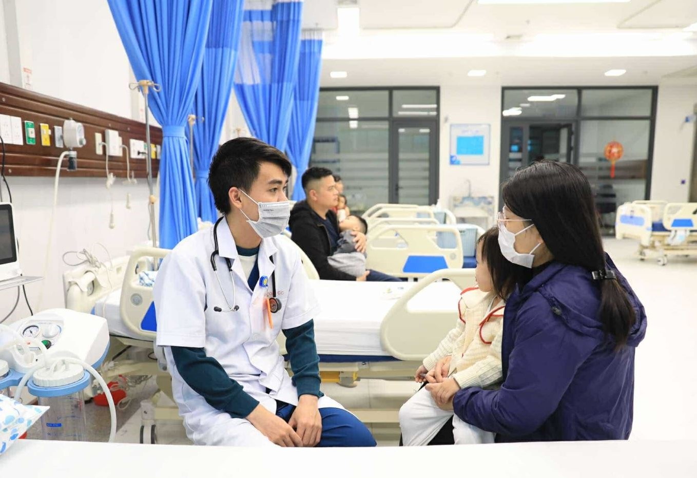 Bac si huong dan phan biet trieu chung nhiem virus RSV va cum thuong hinh anh