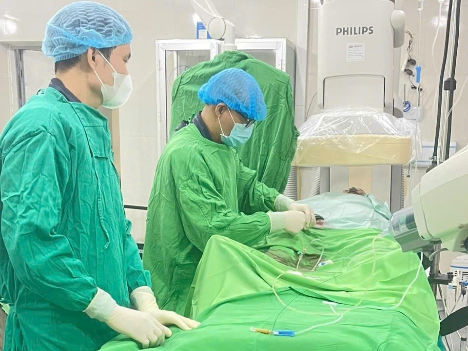 Phan ung nhanh cua gia dinh cuu nguoi dan ong thoat chet hinh anh