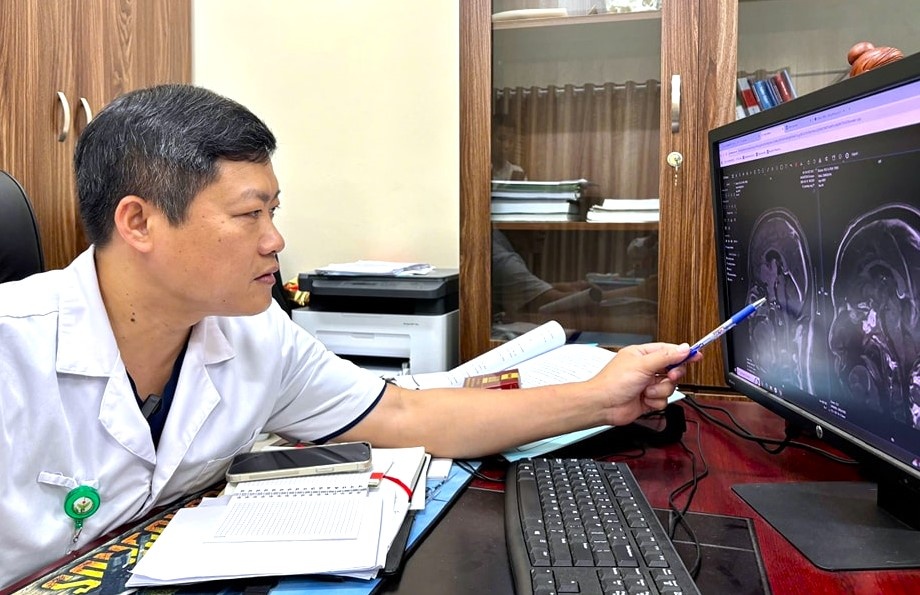 BV Viet Duc lan dau phoi hop hai duong mo, loai bo khoi u nao hinh anh