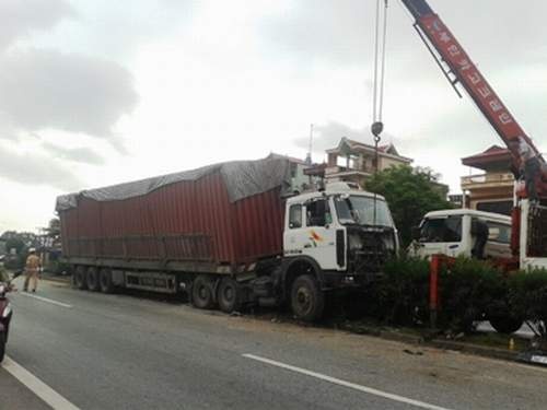 'Hung than' container ui phang 20m dai phan cach hinh anh