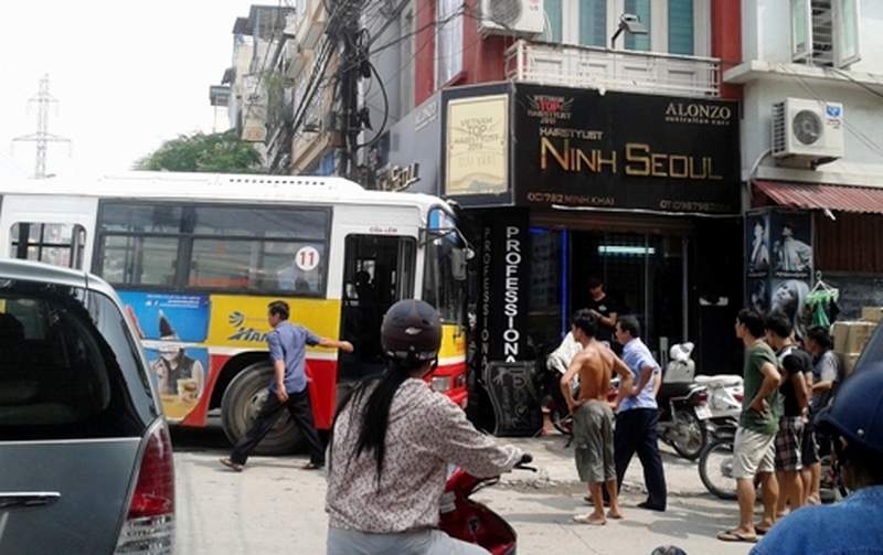 Xe buyt mat lai dam vao tiem toc hinh anh