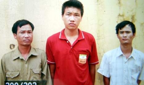 Nhom trai lang hiep dam thieu nu bat oc hinh anh