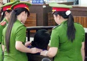 Nu pho giam doc xinh dep lua dao mang an chung than hinh anh