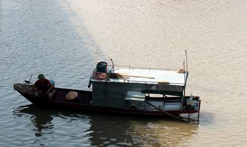 Giang luoi tim xac nam thanh nien nhay cau hinh anh