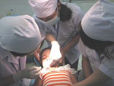 Be 3 tuoi di kham rang, bi kim lay tuy roi vao hong hinh anh