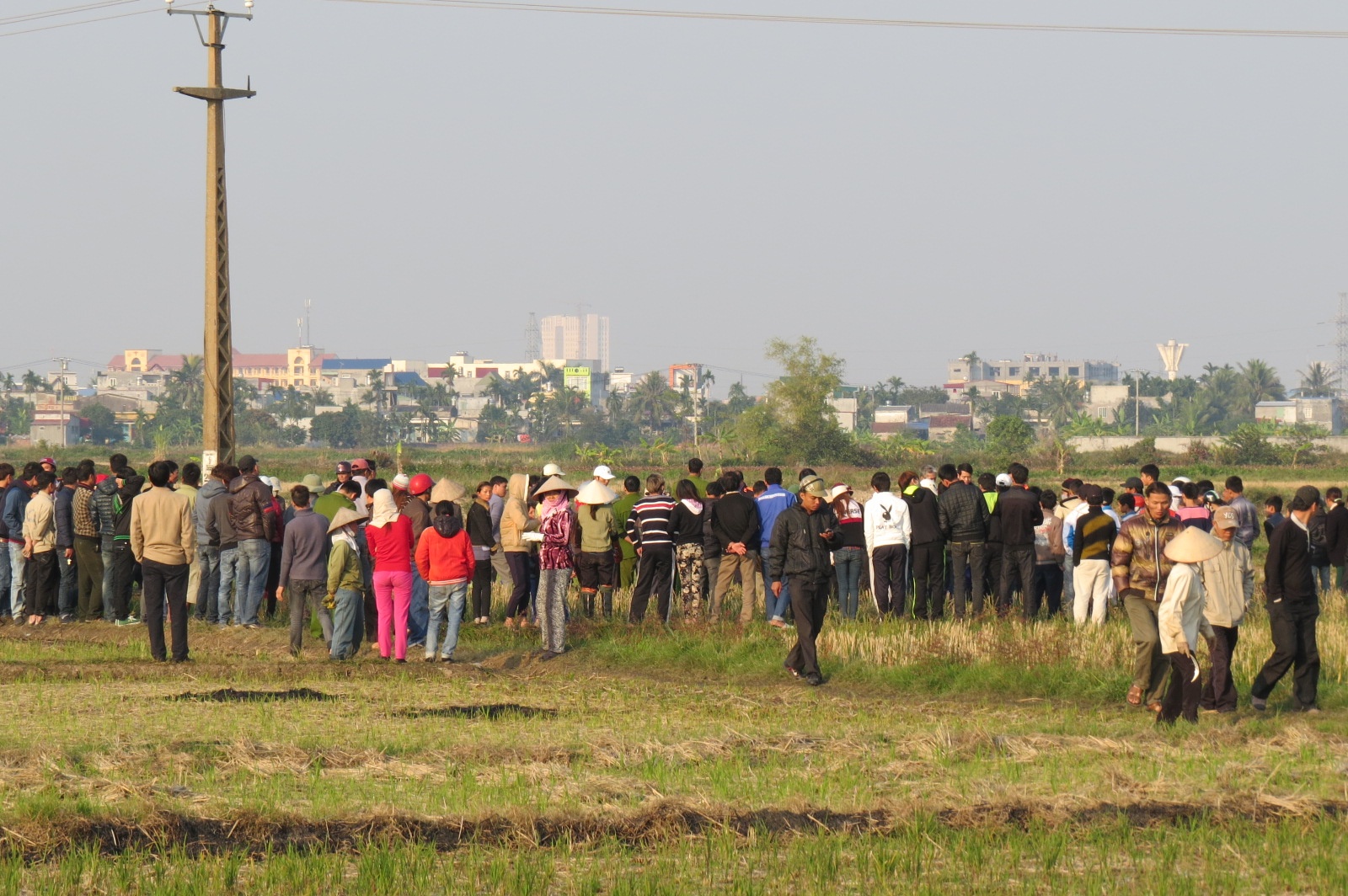 Xac nam thanh nien coi tran giua canh dong hinh anh