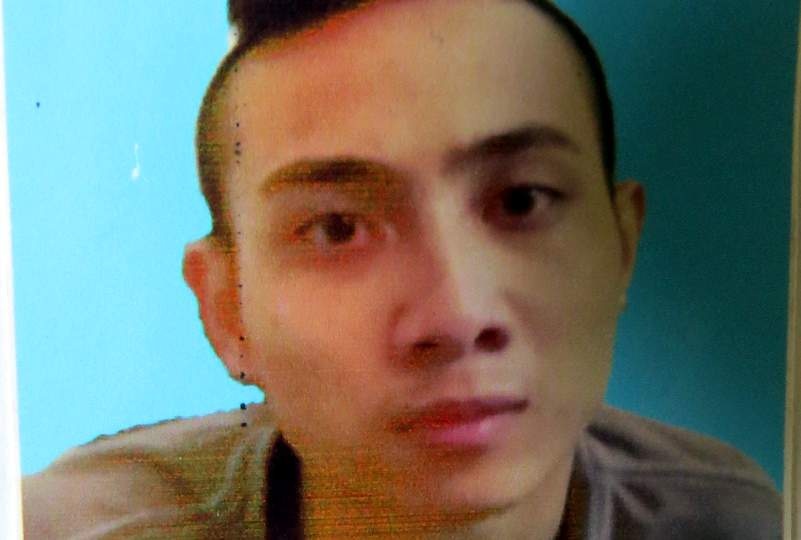 Bat ke chem trong thuong nam sinh truoc cong truong hinh anh