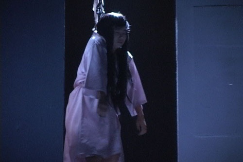 Nghich day giay, be gai chet trong tu the treo co hinh anh