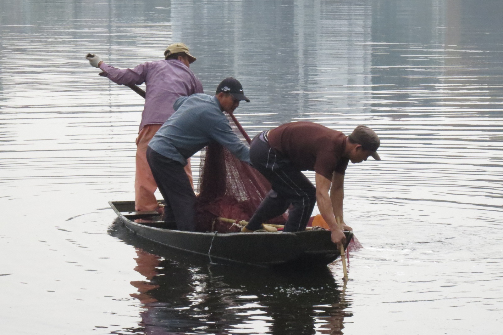 Nguoi dan ong vay tay chao vo truoc khi nhay ho tu tu hinh anh
