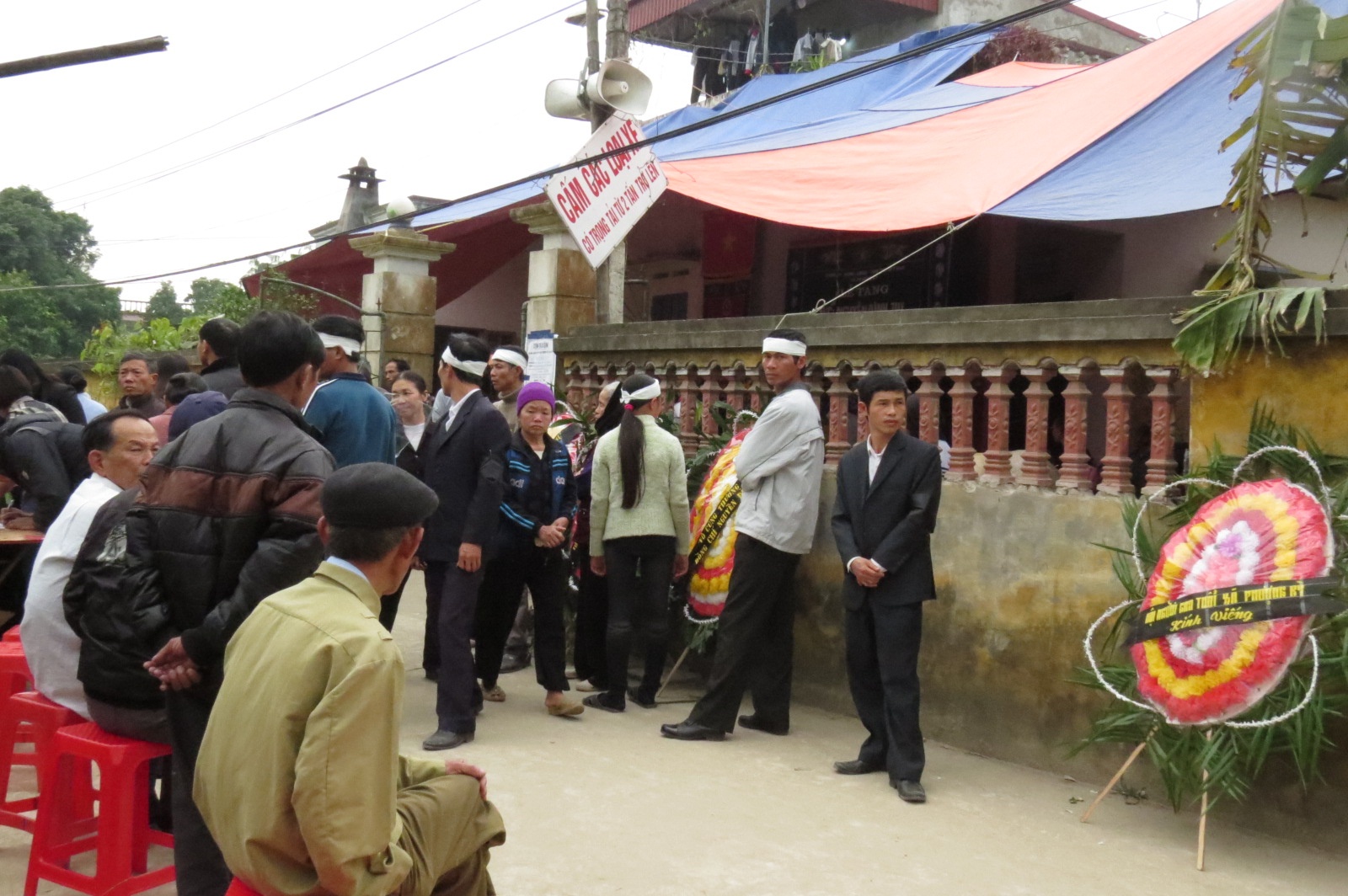 Bi thu Dang uy xa bi sat hai truoc cong nha hinh anh