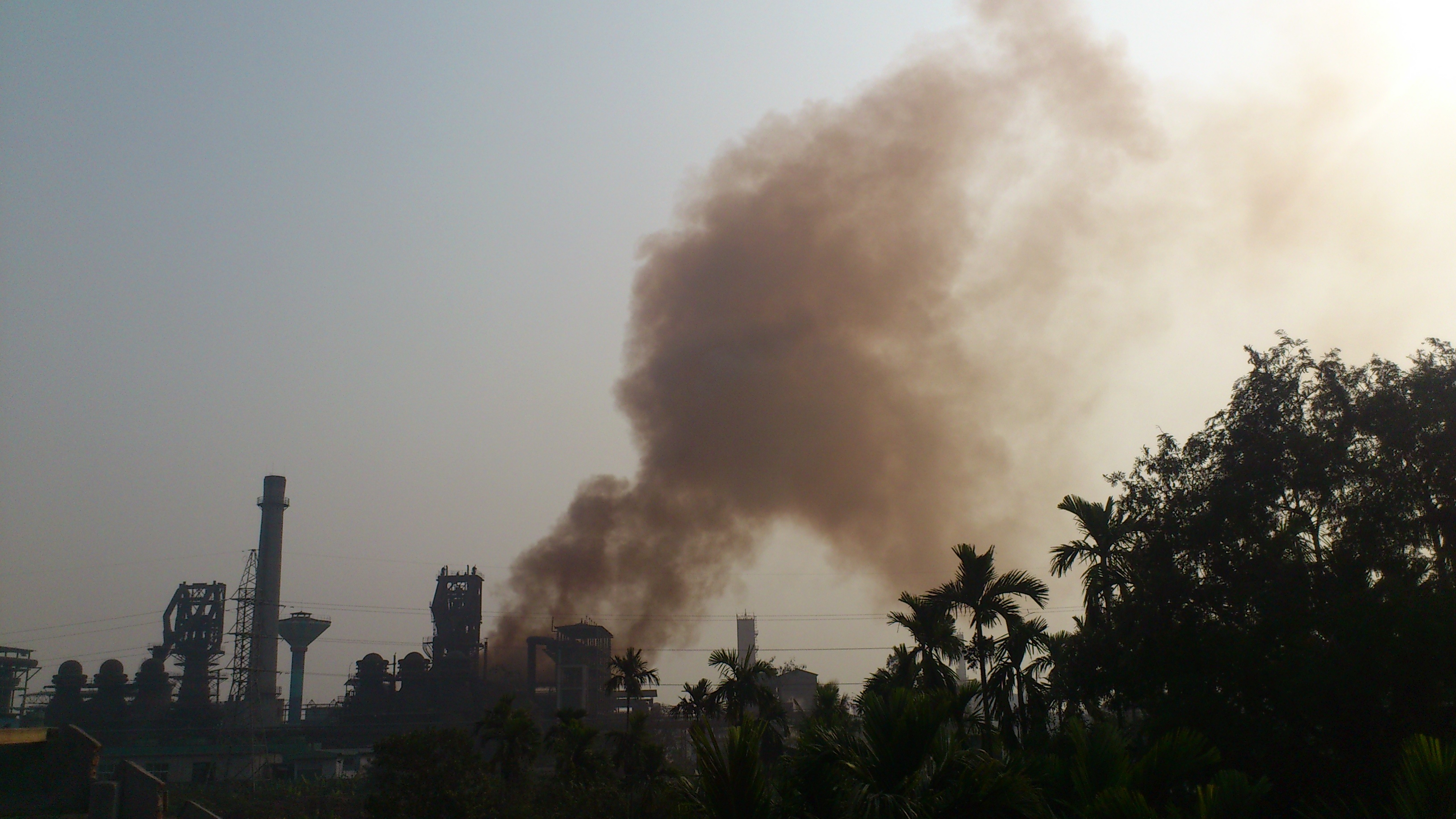 Dan bao vay nha may gang Van Loi vi khoi bui o nhiem hinh anh