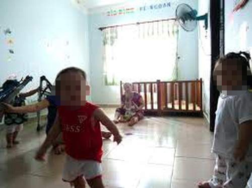 Be gai 13 thang tuoi nut so nao sau khi di nha tre hinh anh