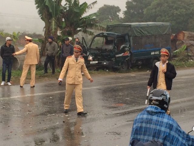 Xe 'dien' dam trong thuong canh sat giao thong Hai Phong hinh anh