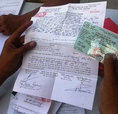 Bat doi truong thanh tra giao thong vi ghi sai bien lai hinh anh