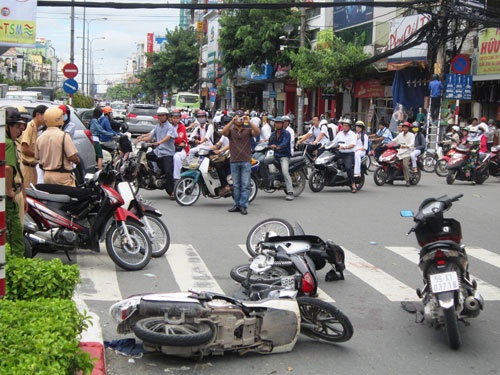 Hai ten cuop tan cong canh sat, cuop xe tay ga hinh anh