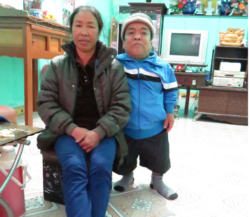Nguoi dan ong 1m co 4 vo hinh anh