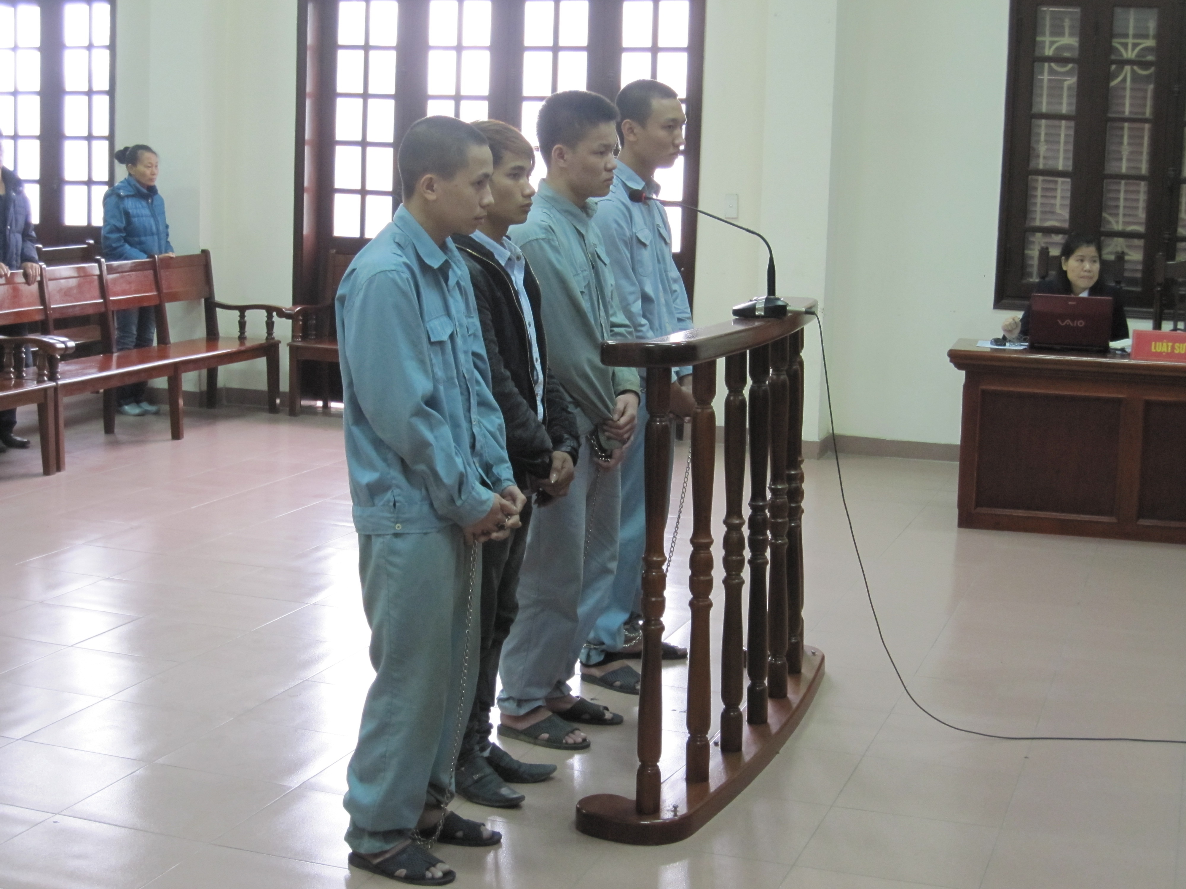 Xet xu nam sinh dam chet ban dong mon hinh anh