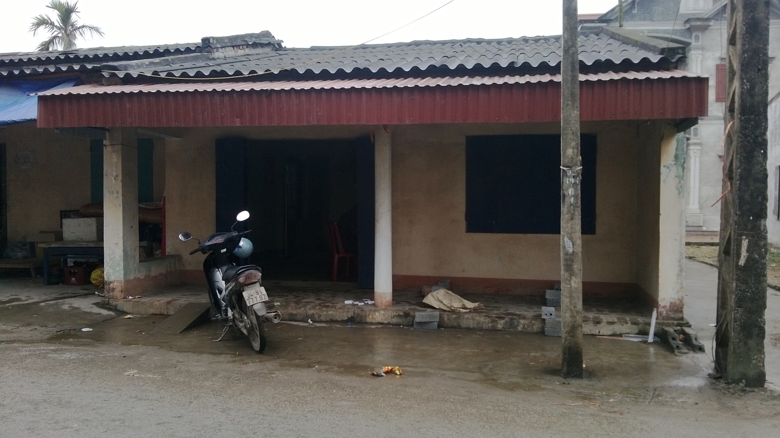 Nguoi dan ong tu sat trong ngoi nha cap 4 hinh anh