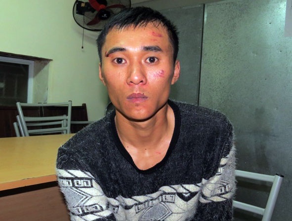 20 canh sat giai cuu thieu nu bi khong che trong nha ve sinh hinh anh