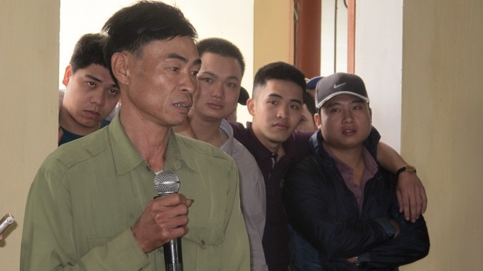 Ông Cầu xúc động cám ơn những người dân đã tin tưởng ông vô tội, Tòa án đã xin lỗi ông công khai. Ảnh: Tuổi Trẻ.