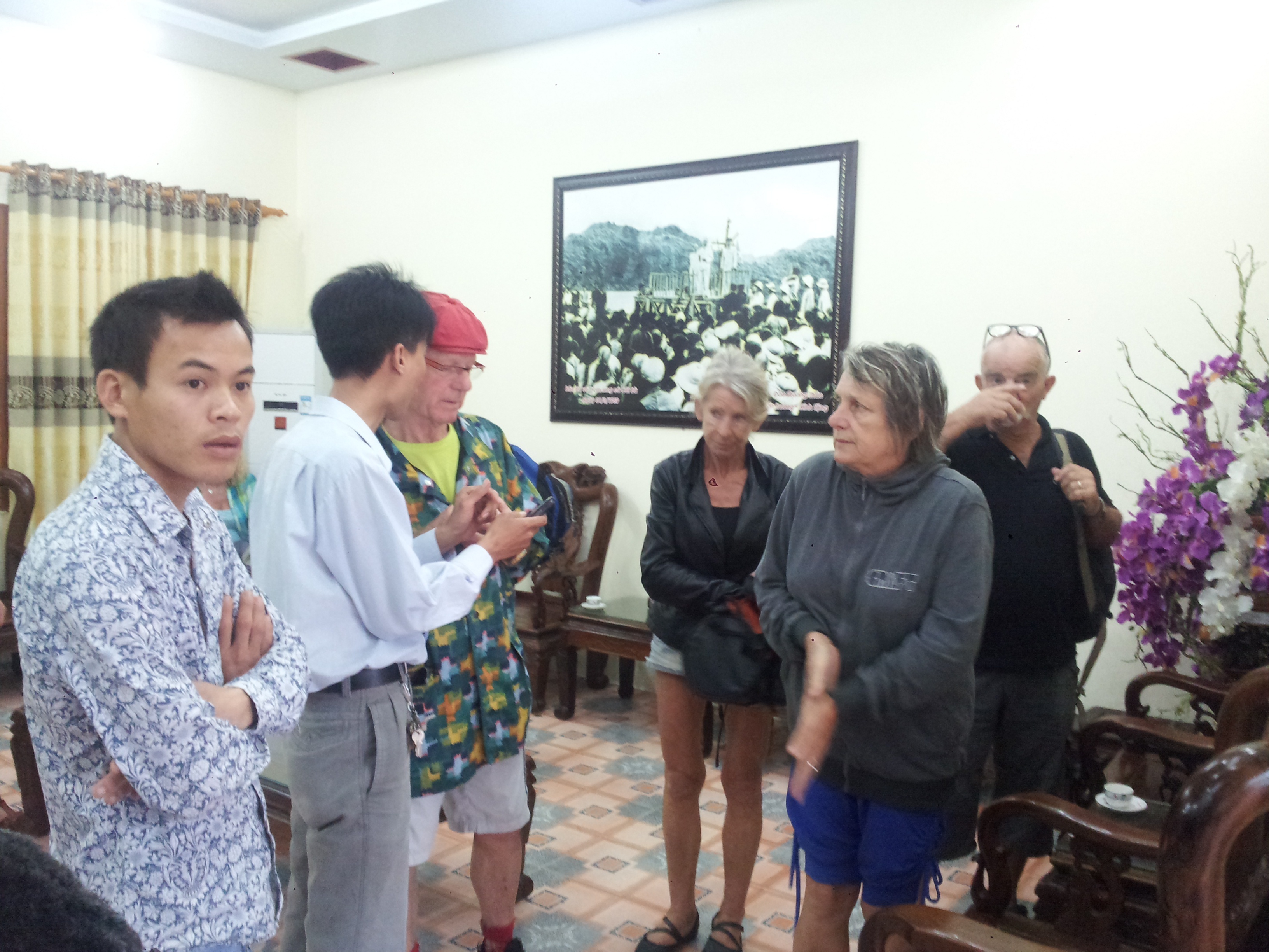 Gan 60 du khach duoc giai cuu giua bien hinh anh