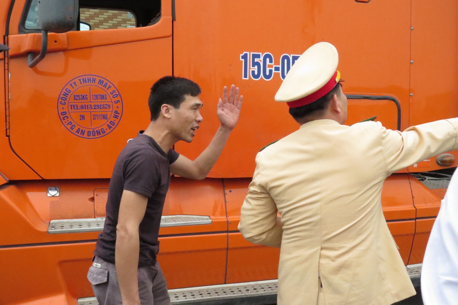 Xe container bat ngo tang toc pha hong duong dan vao ban can hinh anh