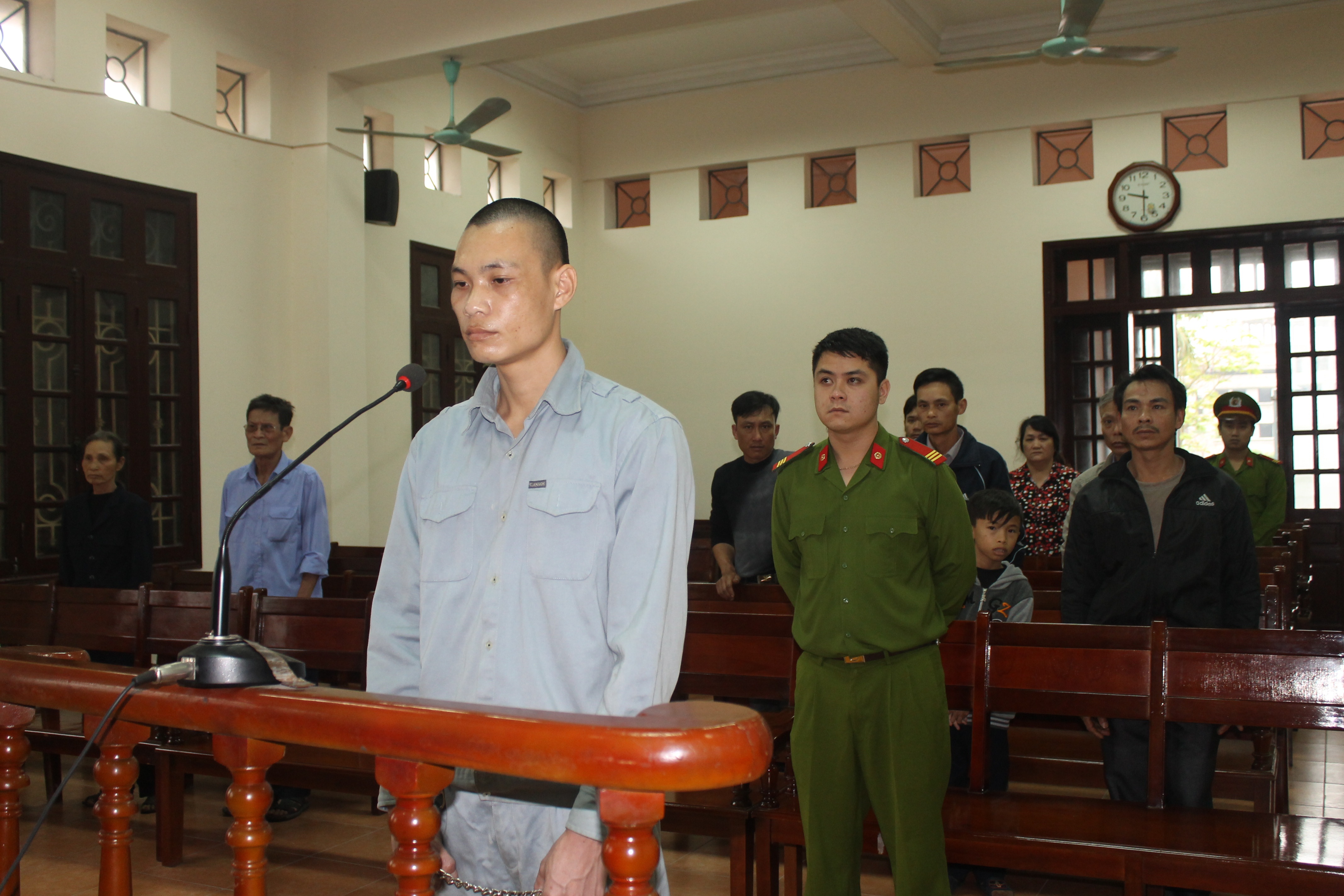 Bi cao xin toa giam an de nuoi hai con cua bi hai hinh anh