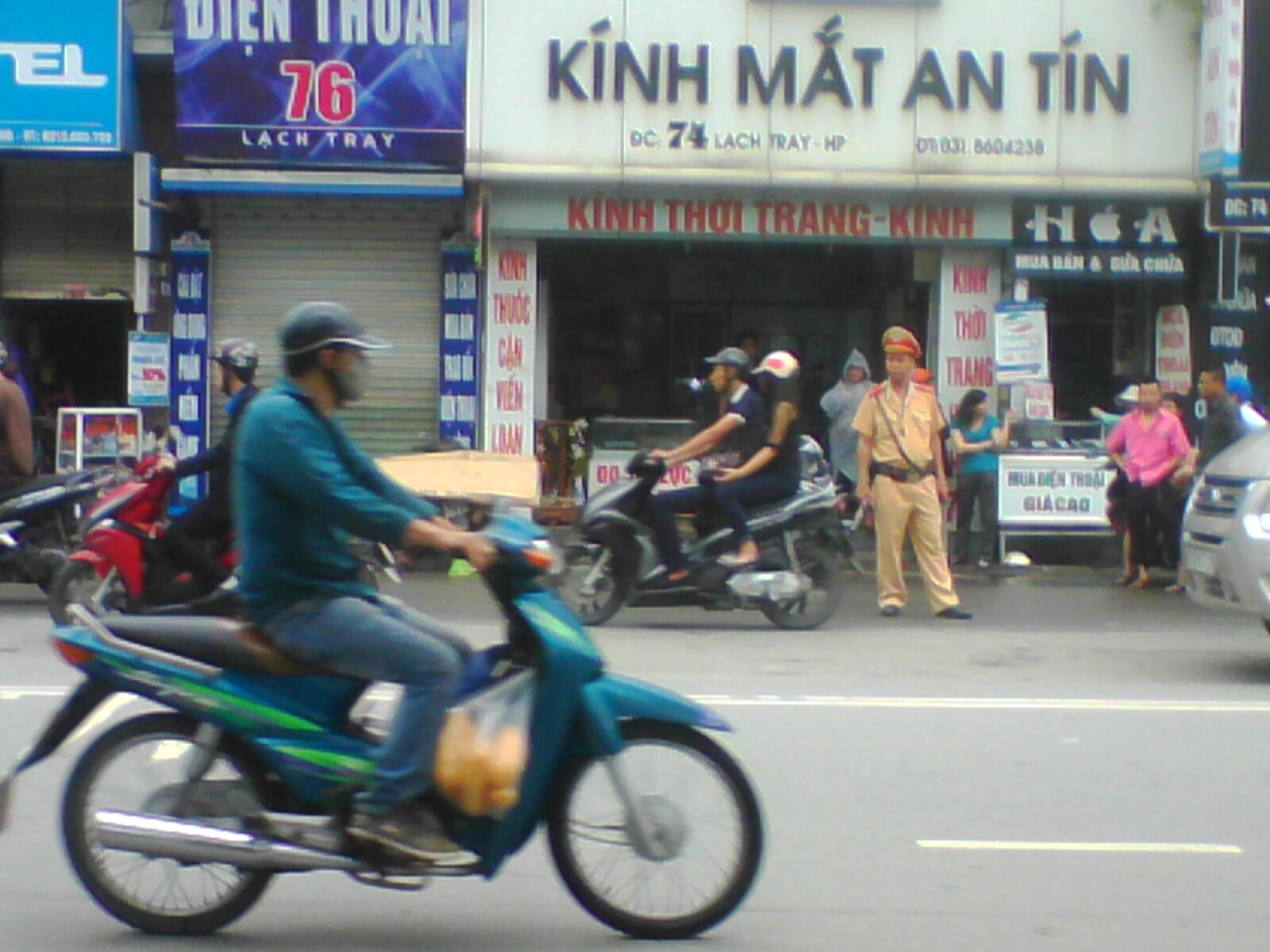 Thanh nien chet tren xe may giua pho voi vet chich o co tay hinh anh