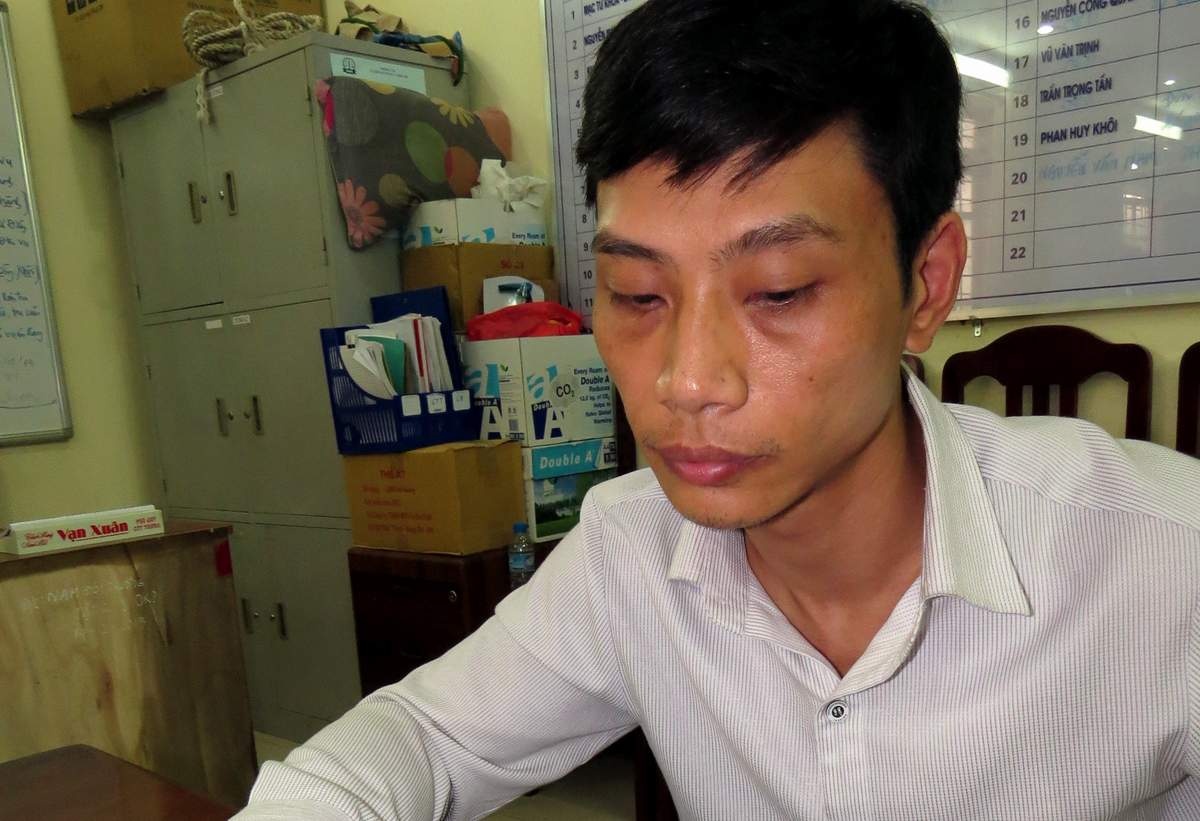 Cu nhan ngoai ngu hai doi nhieu gai tre hinh anh